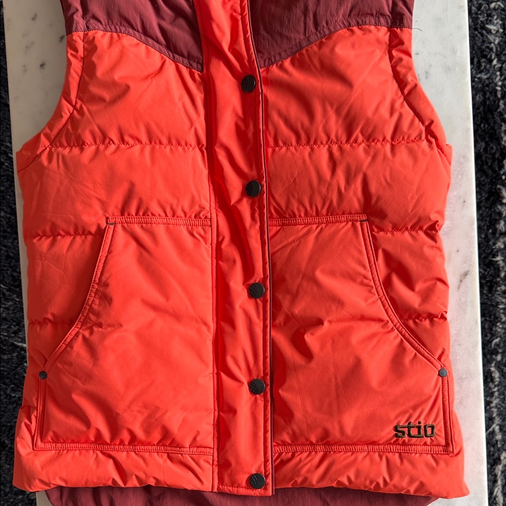Stio NWOT Women’s Turnbolt Bright Red Puffer Vest with Burgundy Hood M